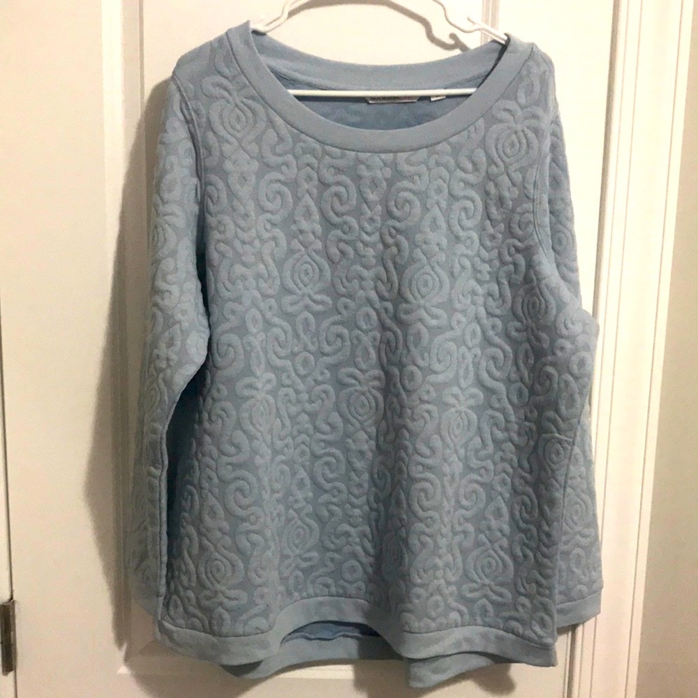 Isaac MIZRAHI Live! Lt blue sweatshirt style top w/embodied design size 1X NWOT